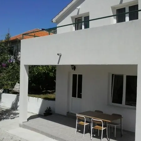 Guest house And Batos
