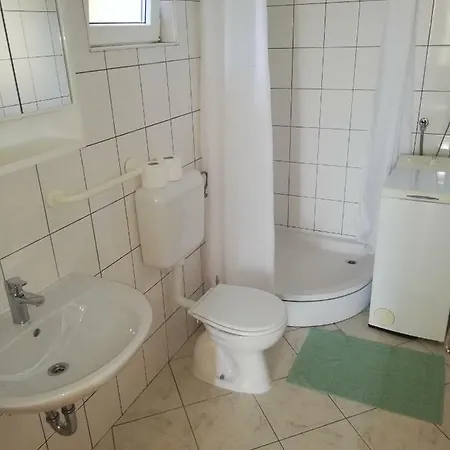 Batos בית הארחה 3*